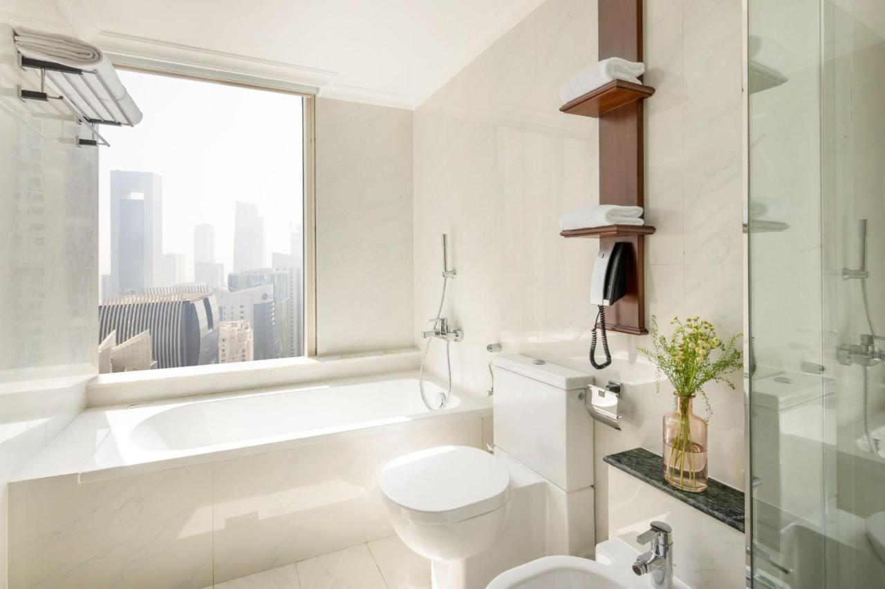 Dusit Hotel & Suites - Doha Extérieur photo A bathroom in a hotel