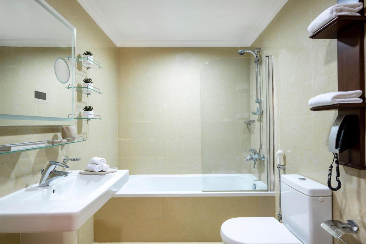 Dusit Hotel & Suites - Doha Extérieur photo A modern bathroom