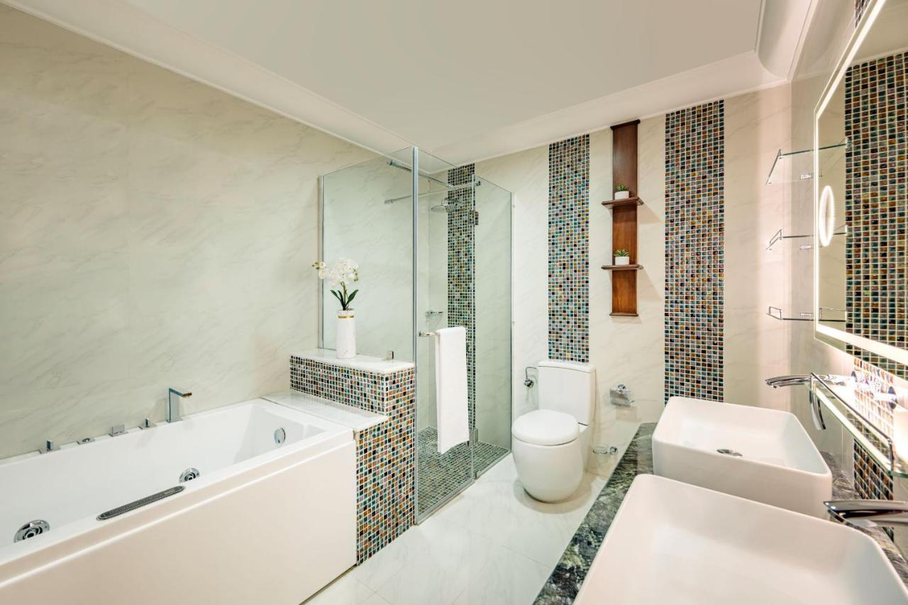 Dusit Hotel & Suites - Doha Extérieur photo A modern bathroom