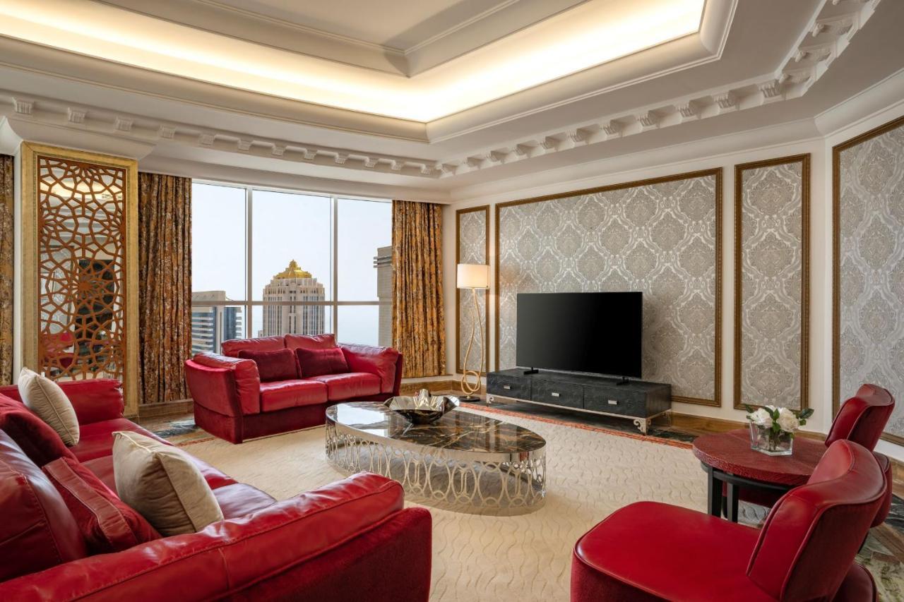 Dusit Hotel & Suites - Doha Extérieur photo A living room in a suite at the Ritz-Carlton, DIFC