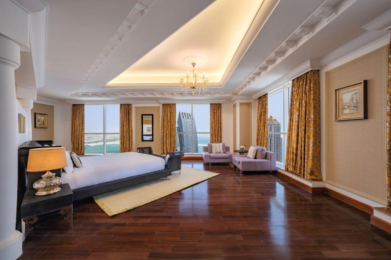 Dusit Hotel & Suites - Doha Extérieur photo A bedroom at the Jumeirah Emirates Towers Hotel