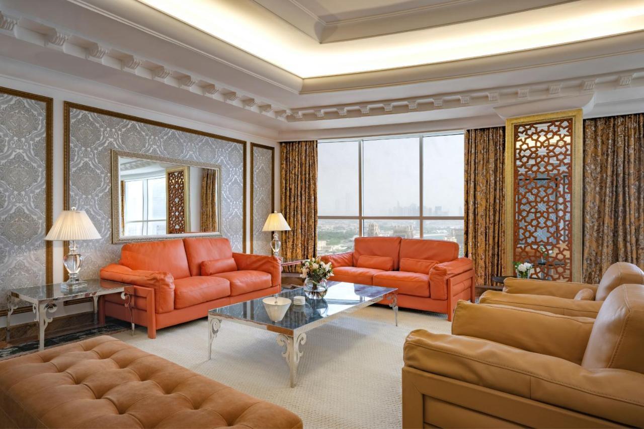 Dusit Hotel & Suites - Doha Extérieur photo A living room in a suite at the Jumeirah Emirates Towers Hotel